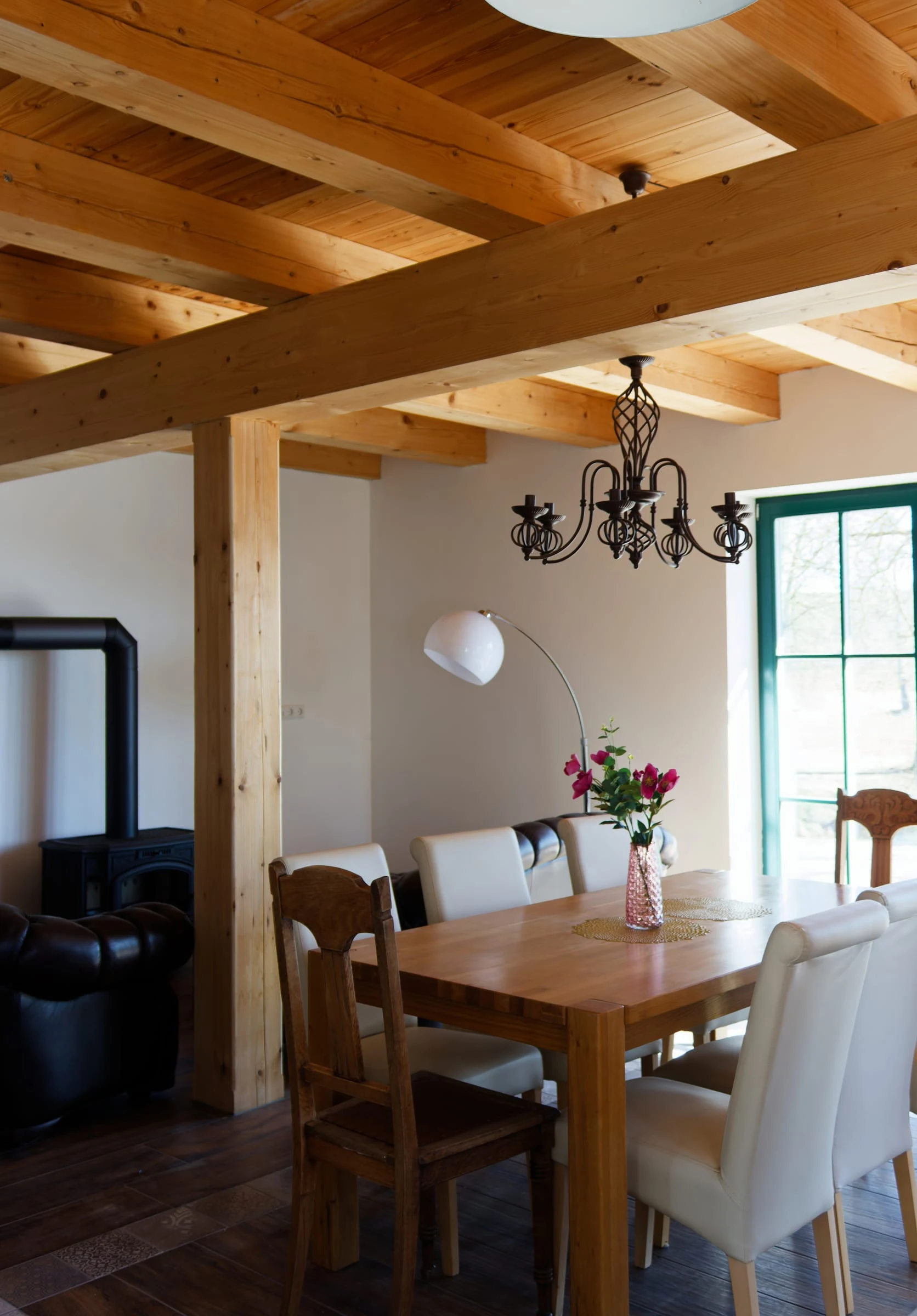 Großer Essbereich in Ferienwohnung 5 mit Holzbalken und langem Tisch